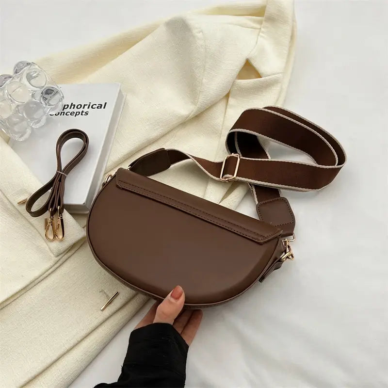 Bolso pequeño con tiras de diferentes tamaños