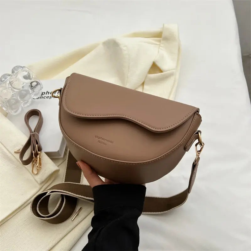 Bolso pequeño con tiras de diferentes tamaños