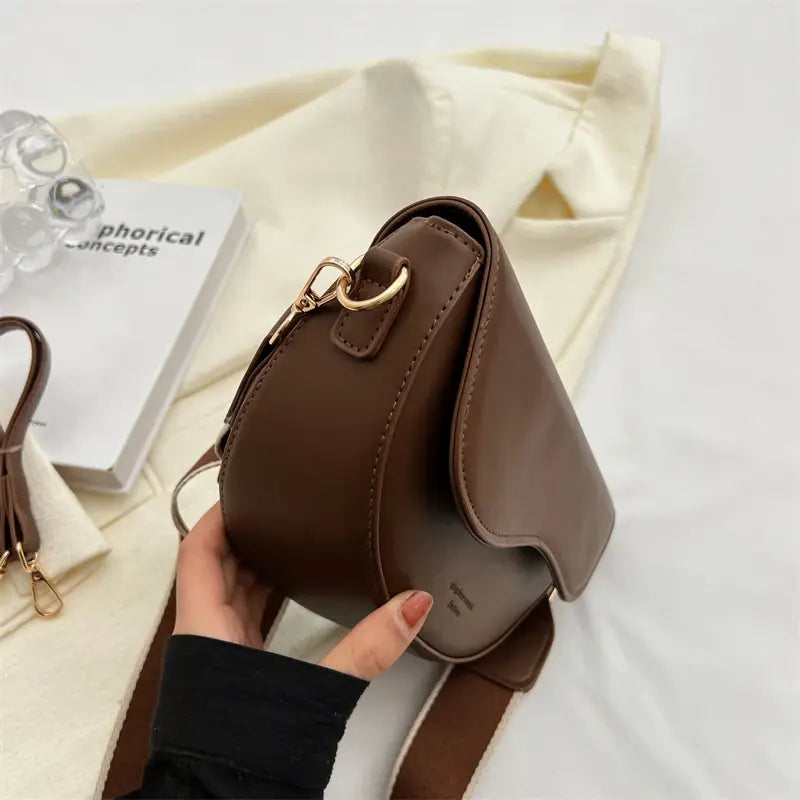 Bolso pequeño con tiras de diferentes tamaños