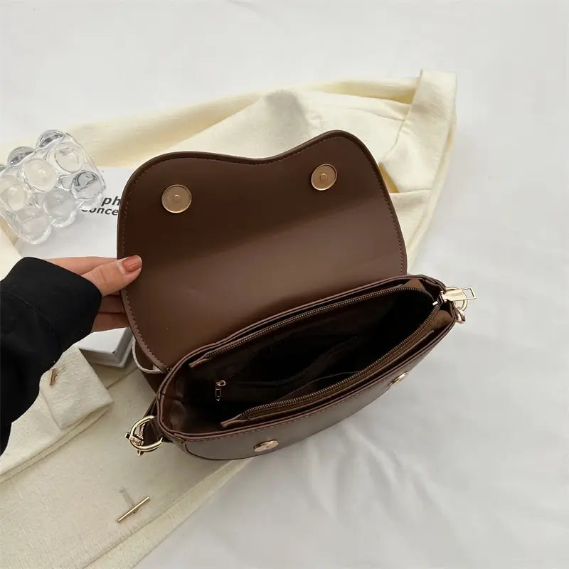 Bolso pequeño con tiras de diferentes tamaños