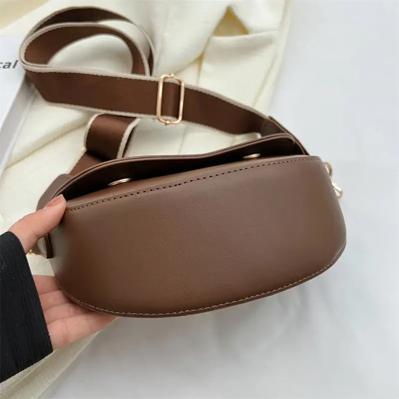Bolso pequeño con tiras de diferentes tamaños
