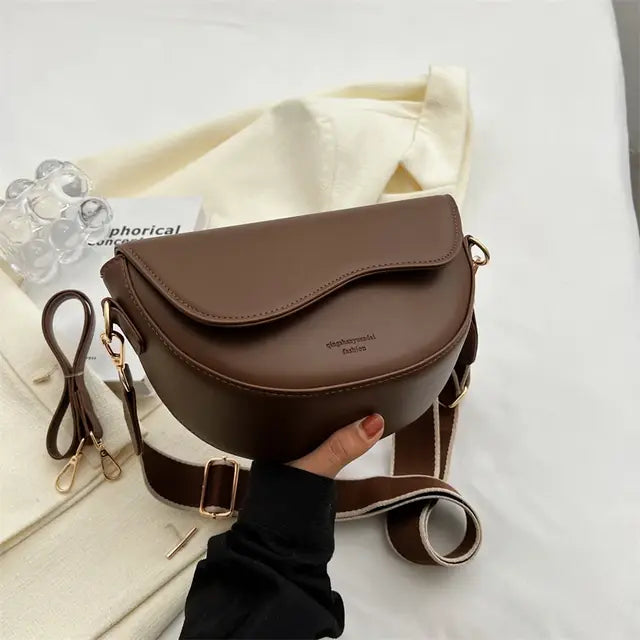 Bolso pequeño con tiras de diferentes tamaños