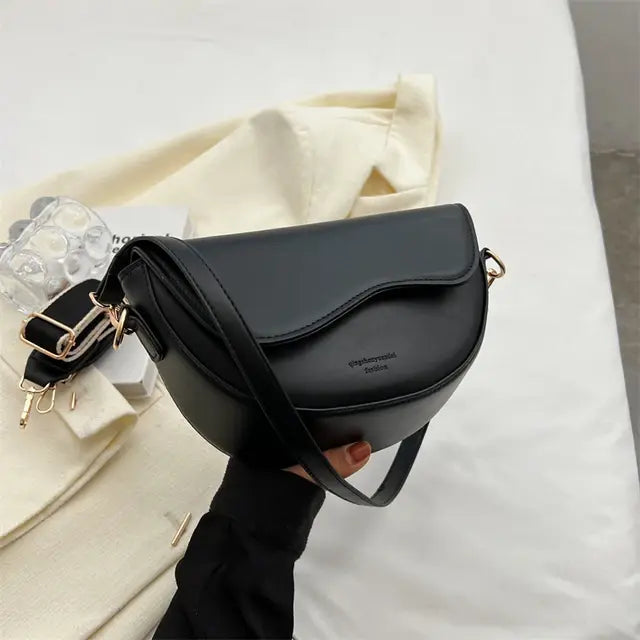 Bolso pequeño con tiras de diferentes tamaños