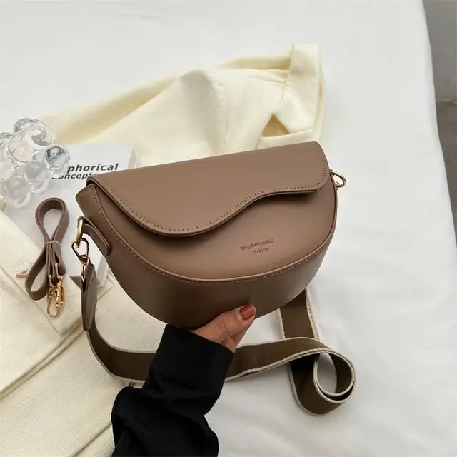 Bolso pequeño con tiras de diferentes tamaños