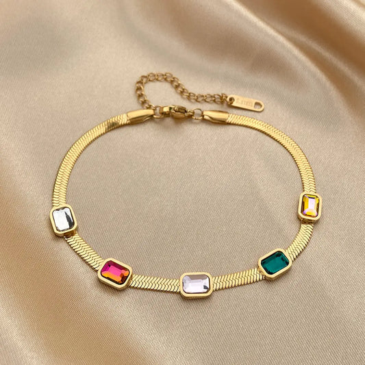 Pulsera dorada con diamantes de diferentes colores