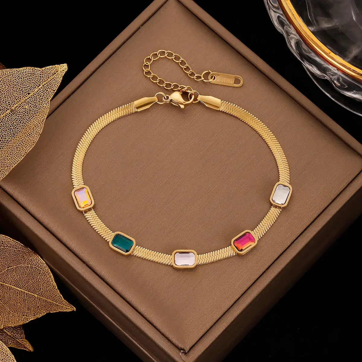 Pulsera dorada con diamantes de diferentes colores