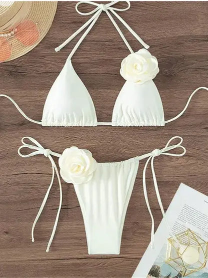 Conjunto de bikini con tirantes y flores en 3D