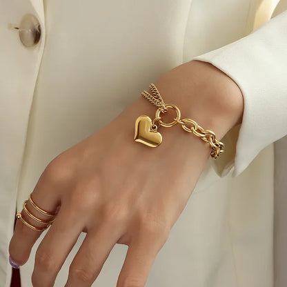 Pulsera con colgante de corazón metálico