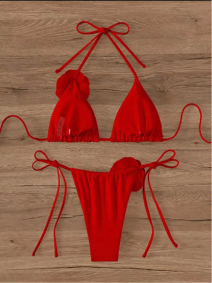 Conjunto de bikini con tirantes y flores en 3D