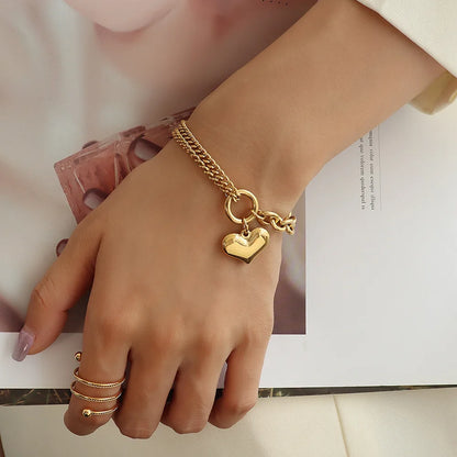 Pulsera con colgante de corazón metálico