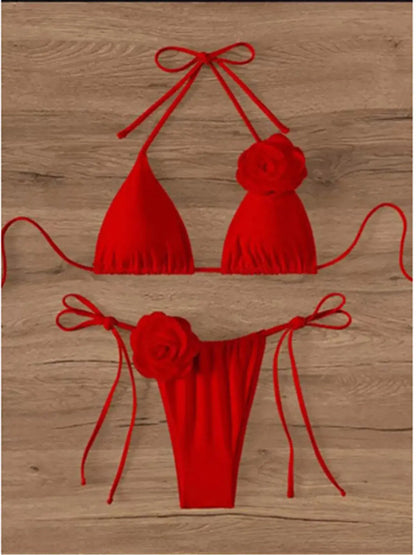 Conjunto de bikini con tirantes y flores en 3D