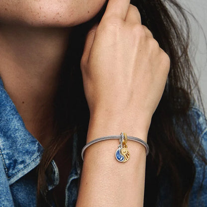 Pulsera con dije colgante de sol y luna