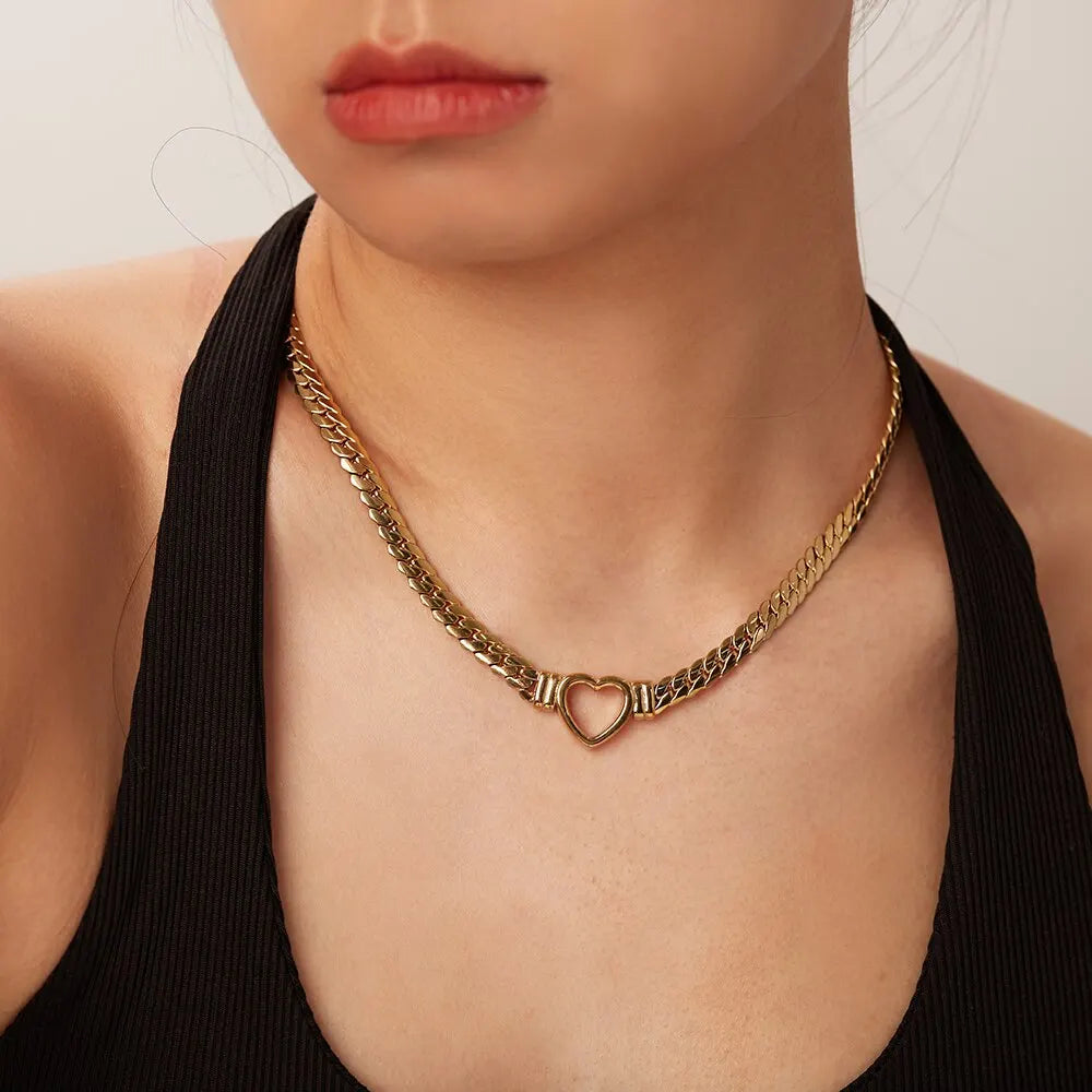 Collar de mujer con corazón de eslabones cubanos bañado en oro