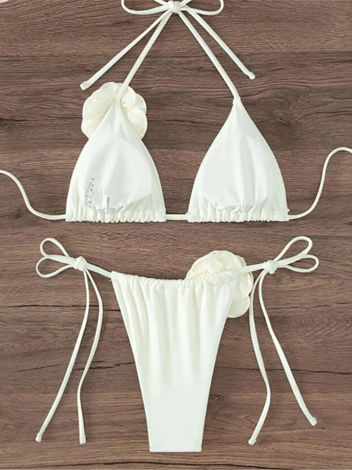 Conjunto de bikini con tirantes y flores en 3D